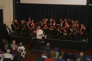 Richard talks to the audience while Sussex Brass have a breather